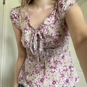 Blommig topp - Fin topp från H&M. I bra skick. Skriv privat för frågor eller flera bilder.  70kr + frakt ❤️