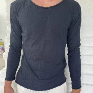 Svart tröja - Jätteskön svart tröja från Bread & Boxers. Den är använd men inga skador eller slitningar. Nypris 399 kr