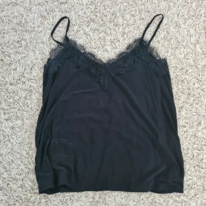 Svart tanktop med broderi - Svart tanktop med broderi från new yorker i storlek XL