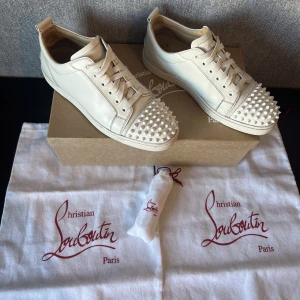 Louboutin skor - Christian Louboutin skor. Skick 8/10. Storlek 41,kan passa lite större.Tillkommer allt som är på bilden + kvitto och nitar (skor, box, 2 dustbags, samt en liten påse med extra skosnören. Tveka inte att höra av dig vid minsta fråga, jag svarar snabbt. 