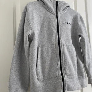 Sail racing Zip - Hyfsat ny tröja. Inte använd jätte mycket. Har några små fläckar som inte går bort i tvätten. Sick 7/10