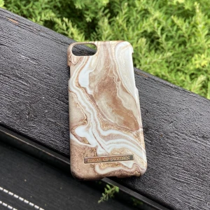 iPhone 7 skal - Säljer mitt jätte snygga ideal of sweden skall då ja har köpt en ny telefon och de inte kommer till användning. Använt 3 gånger som ny🫶