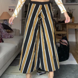 Tygbyxa - Väldigt sköna byxor med snyggt fall som ger en unik look.