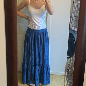 Långkjol - Mörkblå långkjol från Whyred storlek 36