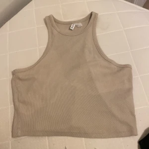 Beige topp från H&M - Beige topp från H&M i bra skick. Storlek L men är mer som M.