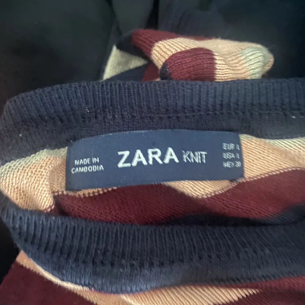 Randig tröja från Zara. Köpt secondhand, använd fåtal gånger.. Toppar.