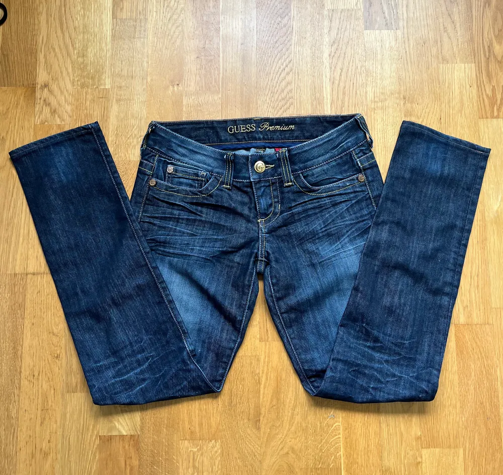 Säljer dessa coola jeans med snyggt märke där bak! ❤️Som i nyskick och knapp använda! Midjemått: 38 cm. Jeans & Byxor.