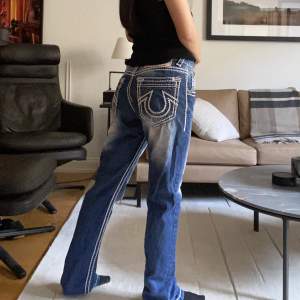 True Religion jeans i modellen Jimmy Super T. Storlek 30. Midjemått 37,5cm tvärs över. Innerben 80cm. Mycket bra skick. Jag är 162cm❣️hör av er för fler frågor eller bilder🌼