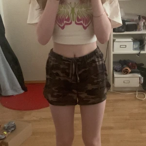 Mjukisshorts  - Kamouflagefärgade mjukisshorts. Köpte de second hand men har tyvärr inte haft någon användning för de. Om du vill köpa de använd dig av ”köp nu”. Om du har några frågor är det bara att höra av dig❤️