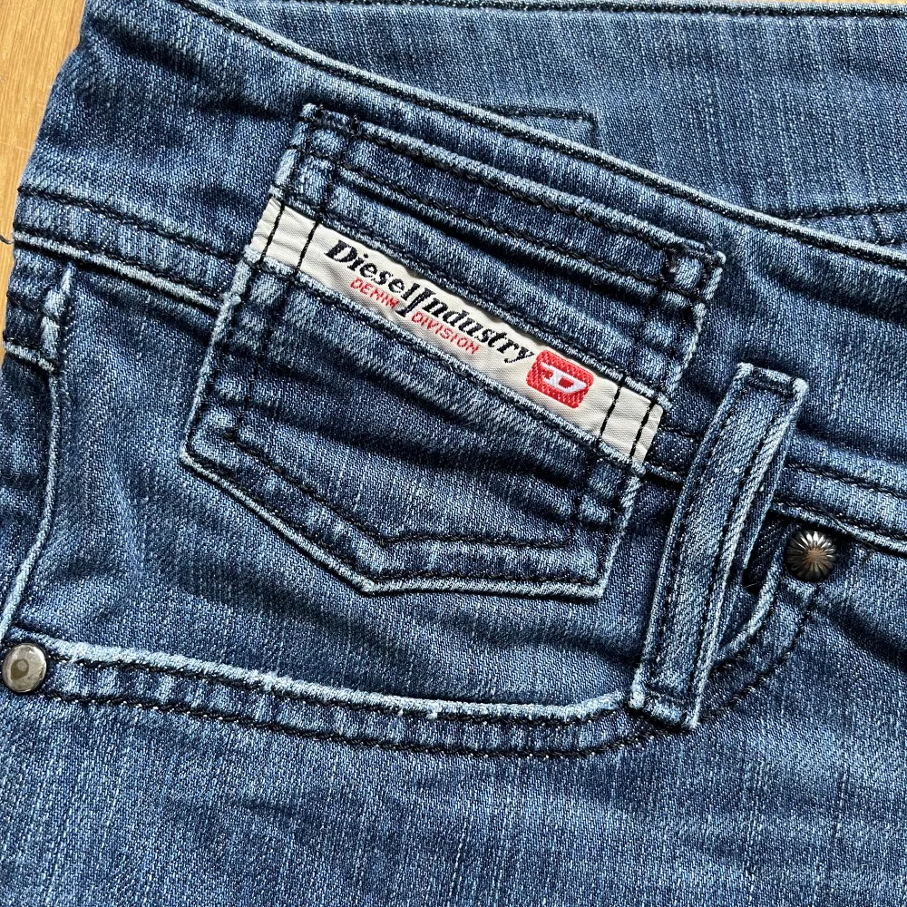 Rensar min garderob och säljer dessa fina diesel jeans då de inte kommer till användning!  Midjemått: 42 cm Pris kan diskuteras! 🫶❤️. Jeans & Byxor.