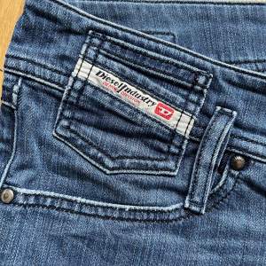 Rensar min garderob och säljer dessa fina diesel jeans då de inte kommer till användning!  Midjemått: 42 cm Pris kan diskuteras! 🫶❤️
