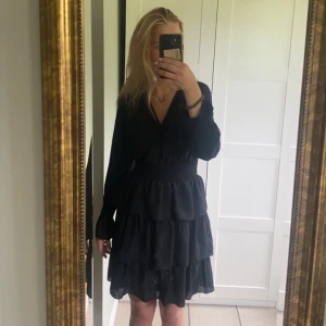 Svart volangklännning  - Superfin svart volangklänning som tyvärr inte kommer till användning💓  Storleken är som en S/M.  Skriv vid intresse eller för fler bilder!