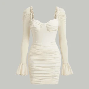 Beige rynkad klänning  - Beige klänning, aldrig använd och jätte bra kvalite, hör av er om ni vill ha fler bilder på den! 🤍