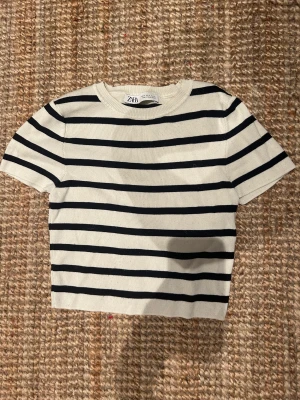 Randig topp🙌🏼 - Snygg randig topp från Zara! Aldrig använd! Perfekt till skolstarten👏🏼👏🏼