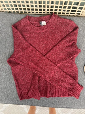 Stickad tröja  - Röd stickad tröja i bra skick