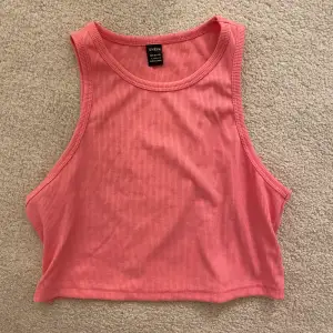 oanvänt rosa linne som jag säljer för att det tyvärr inte kommer till användning, skulle passa någon med omkring storlek M som bäst🫶🏻