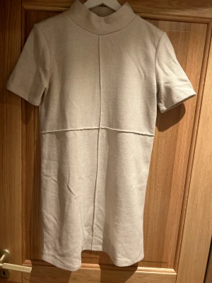 Beige klänning! - Beige klänning från Zara💕 Aldrig använt🫶🏼