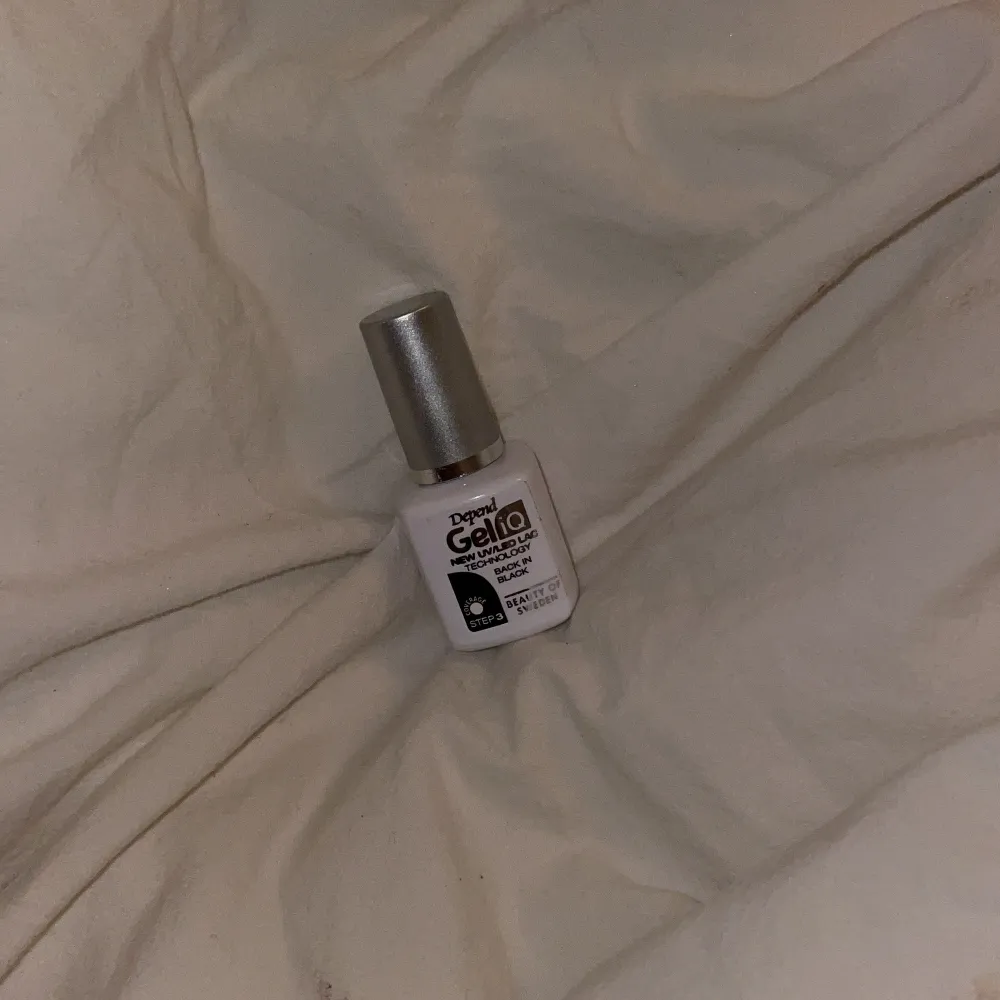 Gelnagellack från depend aldrig använd. inte ens öppnad. färgen är i svart. step 3. Muu.