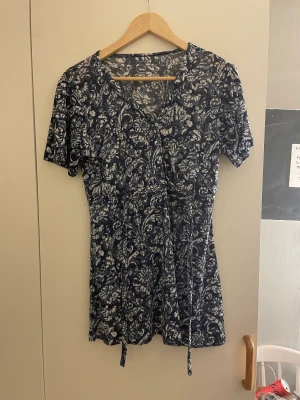 Strandtunika - En marinblå strandtunika som tyvärr är lite för kort för mig då jag har lite för lång överkropp😚 ett svagt mönster av blommor❤️