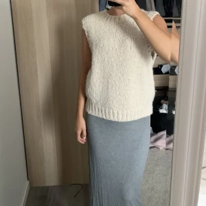 Stickad väst - Jättefin, säljes då den inte kommit till användning så i nyskick!