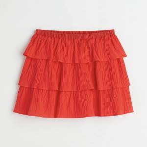 Super fin röd kjol från H&M som tyvärr inte kommer till användning. Helt oanvänd med lappen kvar. Säljer för 110+frakt (köpt för 199+frakt)