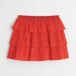 Super fin röd kjol från H&M som tyvärr inte kommer till användning. Helt oanvänd med lappen kvar. Säljer för 110+frakt (köpt för 199+frakt)