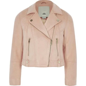 River island jacka - Säljer denna jättefina biker nya jackan från River Island! Den är mockaimitation💓✨ Säljer den pga att den inte längre är min stil💞Den är alldeles ny och är inte använd! Jag kan mötas upp i uppsala eller skicka den via post!🌸Storlek: barn 9-10 år eller xxs