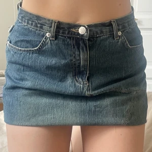 Mini jeanskjol  - Kort mini kjol, upp syd av mig <33 med lite mönster på sidan och lågmidjad 