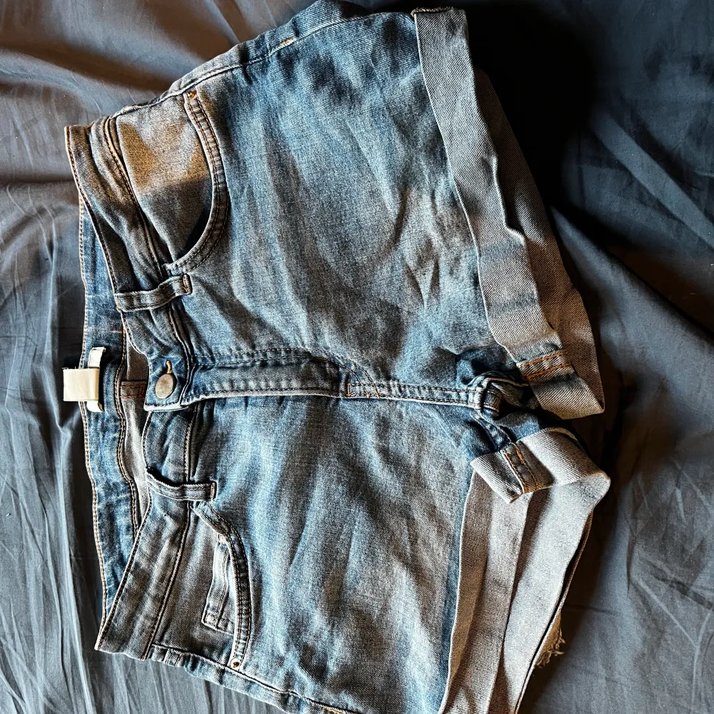 Jeans shorts från H&M . Bra skick . Shorts.
