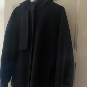 Jacka COS - Marinblå jacka med luva från COS med fint material. Perfekt inför sensommar och höst 💙🩵  