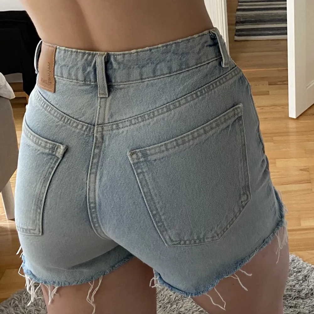 Oanvända jeansshorts från BikBok ☀️ köpta förra sommaren men är nu för små. Köpta för 399kr ☀️. Shorts.