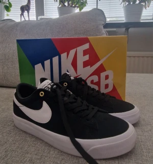 Nike skor  - Säljer dessa snygga Nike skor som är nya och har använts 1 gång, men säljs pga att dem är förstora! Skriv vid funderingar💕