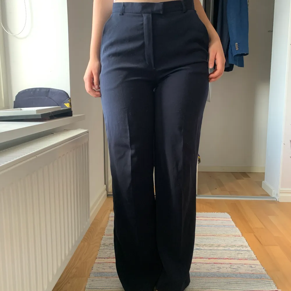 Mörkblåa kostymbyxor från Joy, de är ett högmidjade och raka i benen som de syns på bilderna<3 Är 163 cm lång:) Bra skick💓. Jeans & Byxor.