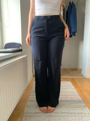 Mörkblåa kostymbyxor - Mörkblåa kostymbyxor från Joy, de är ett högmidjade och raka i benen som de syns på bilderna<3 Är 163 cm lång:) Bra skick💓