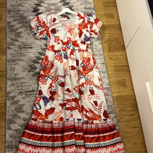 En bra skick snygg klänning  - En snyggt och fint klänning för salu 