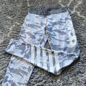 Träningsbyxor  - Ganska gamla träningsbyxor men dem är i relativt bra skick. Skriv för fler bilder☺️