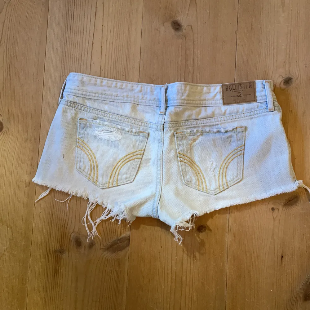 Säljer dessa Lågmidjade shorts från hollister. Hör av er vid fler bilder. Säljer + frakten💗💗. Shorts.