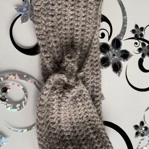 Virkat hårband! - En fin hårband som jag själv har virkat. Den är oanvänd och passar perfekt. Man kan ha de i olika tillfällen som t.ex vinter!