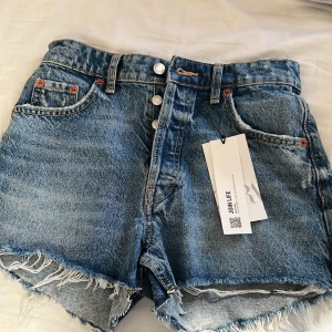 Zara Jeansshorts - Helt oanvända jeansshorts från zara mdd lappar kvar, slutsålda på hemsidan