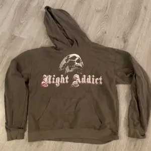 brun hoodie i storlek M från night addict, har två små hål i ena handen, och ett i den andra men inget man lägger märke till. 