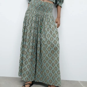 Zara kjol - Säljer denna slutsålda och eftertraktade kjol från zara!💘🙌🏼endast testad med prislapp kvar