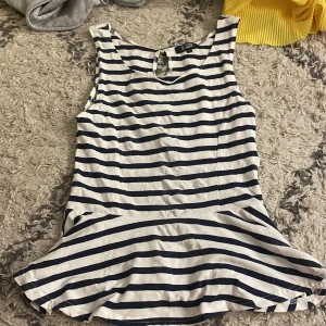 Linne  - Gulligt linne med voulnag dör nere från bikbok randigt☺️  