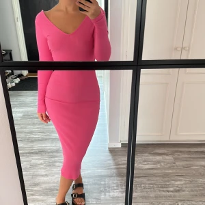 Tajt klänning - Tajt klänning med långa armar från NA-KD. Använd fåtal gånger, (frakt tillkommer)