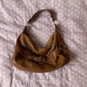Handväska - Brun handväska från Zara köpt second hand, -men skicket är topp!🤎🤎 Mått ca 36x25