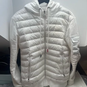 Moncler cardigan - Väldigt bra skick Lite små i storleken (passar också S) Pris är flexibelt