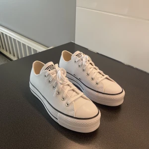 CONVERSE  - Helt oanvända converse chuck taylor all star lift, i läder. Säljes då det är för sent för att skicka tillbaks.  Strl: 39,5 (Något stora i storleken). Frakt tillkommer.