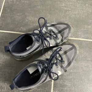 Vapormax  - Vapormax storlek 44 använda ganska så mycket och har ett slitage på sidan av skon 