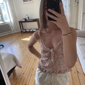 Sommrigt linne - Sommarlinne med massa blommor på. Behöver strykas men annars är de felfritt