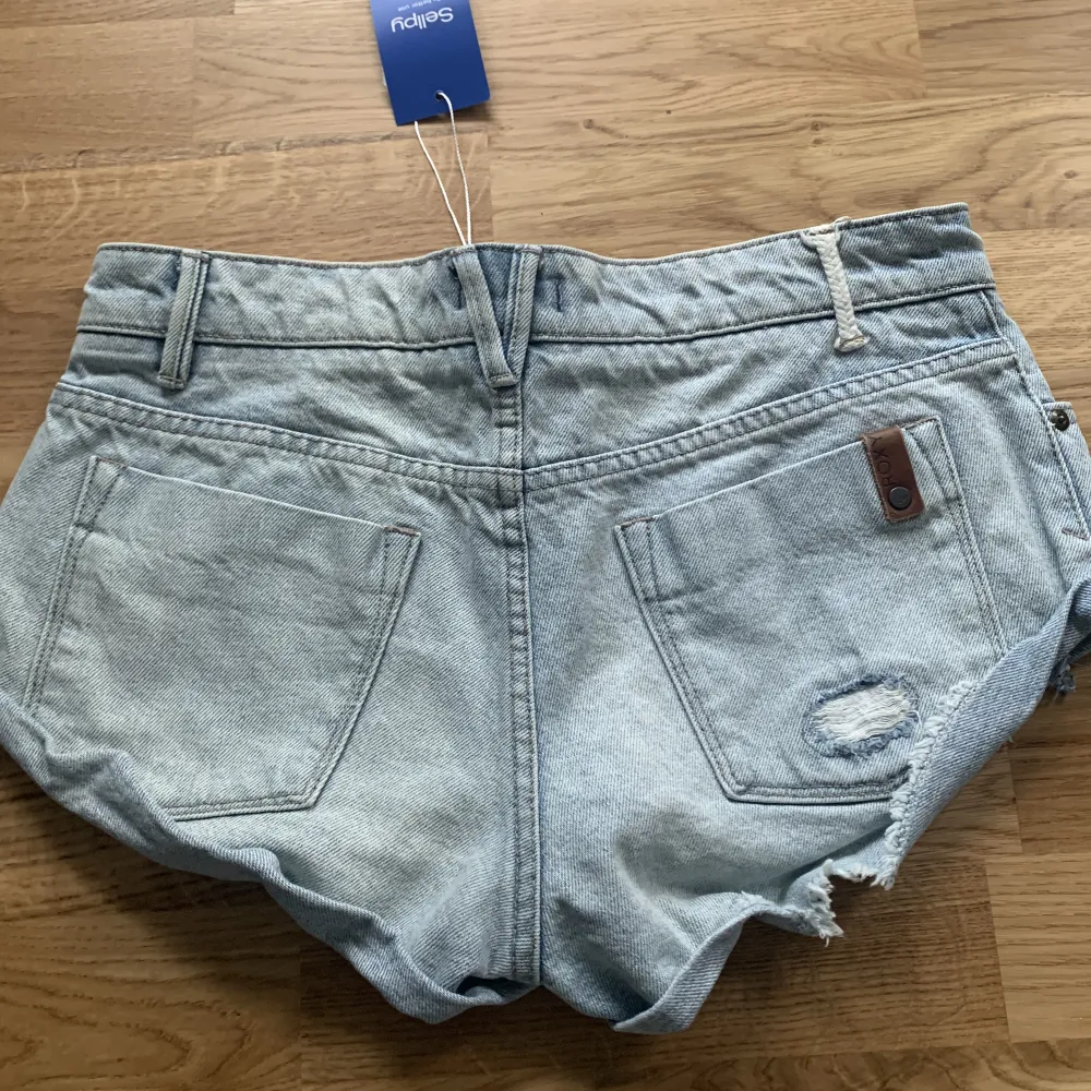 Jättefina lågmidjade jeansshorts från ROXY, köpta på Sellpy💓Tryck på köp nu. Shorts.
