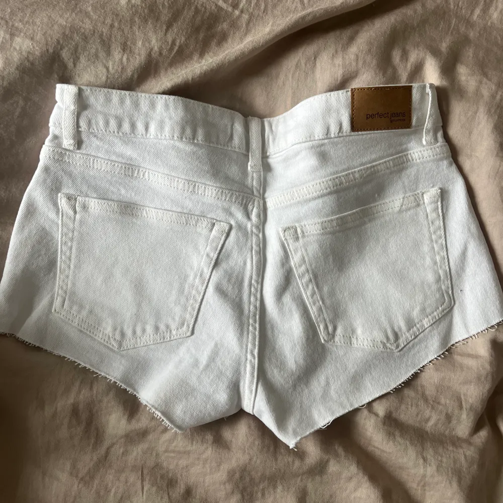 Säljer dessa vita jeansshorts från Gina som är helt oanvända (endast provade)💗 . Shorts.